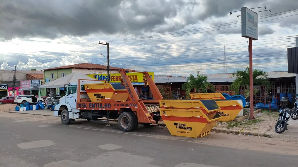 Caminhão e caçambas da Ideal Ferragista em frente a lojas de Santa Inês