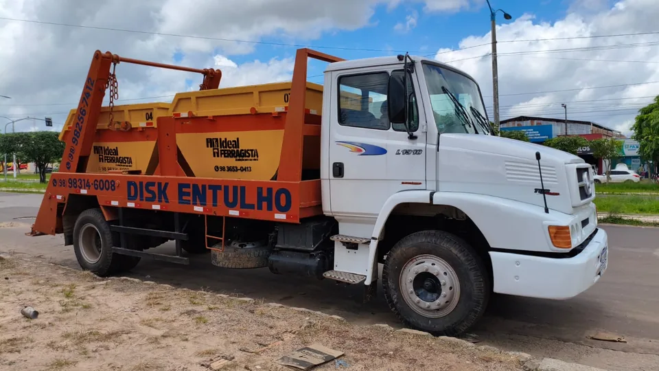 Caminhão Disk Entulho da Ideal Ferragista com caçamba laranja em Santa Inês