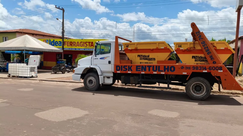 Caminhão poliguindaste da Ideal Ferragista com duas caçambas laranja